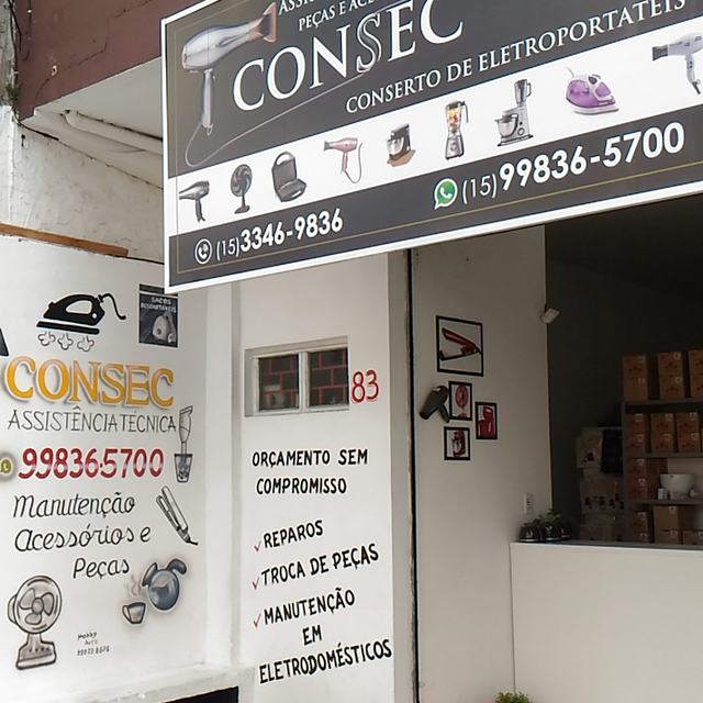 Fachada da Consec com letreiro e painel de serviços