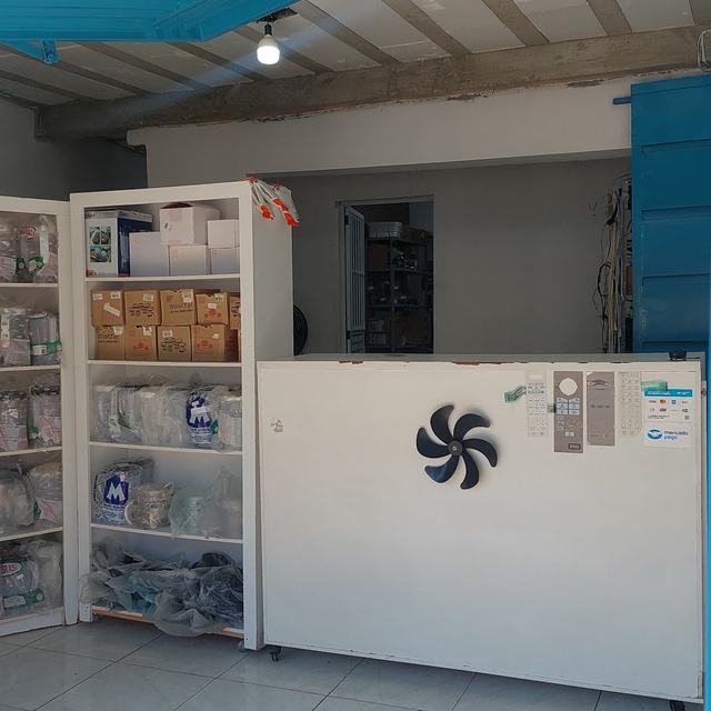 Balcão de atendimento e prateleiras